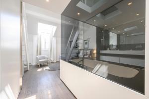 A bathroom at Executive Suite Schottenring