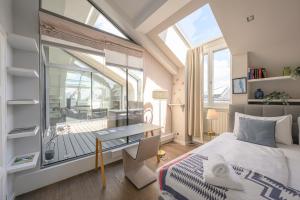 A bed or beds in a room at Executive Suite Schottenring