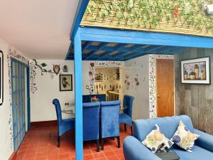 Una habitación con sillas azules y un techo azul. en AITANA'S HOUSE - SAN BLAs, en Cusco 66 fotos más