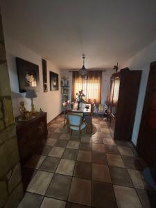 a living room with a table and a dining room at Habitación con baño privado in Mijas +5 photos