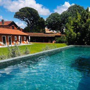 a swimming pool in the yard of a house at Quinta da Bicuda in Cascais