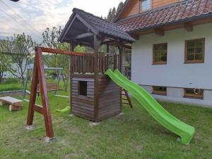 Kawasan permainan kanak-kanak di Chata Polárka