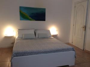 ヴァストにあるVilla Rosariaのベッドルーム1室(大型ベッド1台、2つの照明付)