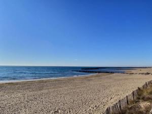 a beach with the ocean in the background at A 150m de la plage - Coquet appartement pour 4 personnes in Vias