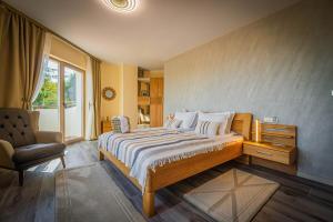 RogachevoにあるGerana Residence -beautiful dreamsの大きなベッドと椅子のある寝室 +41枚の写真