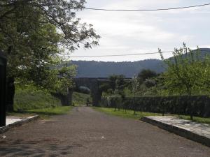 una strada vuota con un ponte in lontananza di Apartamento CAMINO MOZÁRABE a Doña Mencía