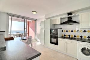 Kuchyň nebo kuchyňský kout v ubytování Magnifique appartement en front de mer + 9 fotografií