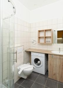 W łazience znajduje się toaleta, umywalka i pralka. w obiekcie Apartments Villa Luna w Wiedniu