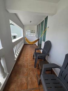 Large 1 Bedroom Apt with 2 balconies and Pool的休息区