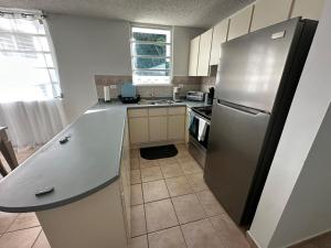 Large 1 Bedroom Apt with 2 balconies and Pool的厨房或小厨房