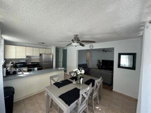 Large 1 Bedroom Apt with 2 balconies and Pool的厨房或小厨房