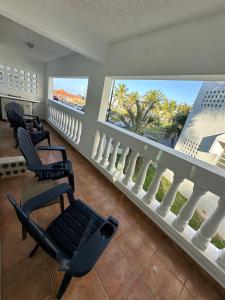 Large 1 Bedroom Apt with 2 balconies and Pool的阳台或露台