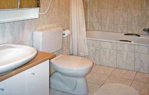 Un baño con inodoro, lavabo y bañera. en B&B Hersberg, en Hersberg