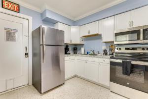 Η κουζίνα ή μικρή κουζίνα στο Walk to Beaches and Gulf Indian Rocks Beach Duplex!