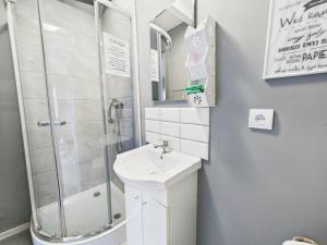 Koupelna v ubytování Przystań Jastrzębia domki z alpakami + 19 fotografií