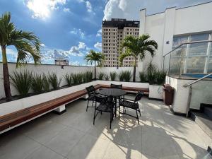 En balkon eller terrasse på LUX80 - Flat Próximo ao Órion Alto Padrão