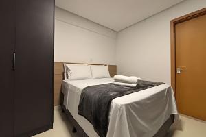 En eller flere senge i et værelse på LUX80 - Flat Próximo ao Órion Alto Padrão + 19 billeder