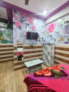 TV a/nebo společenská místnost v ubytování K.D.DHAM-NEAR Prem Mandir
