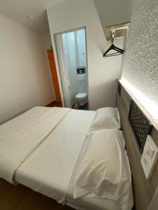 Postel nebo postele na pokoji v ubytování HOTEL THANIA