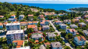 Fioretta في مالي لوسيني: منظر جوي لحي سكني مع دائرة حمراء