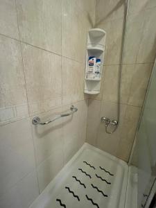 bagno con box doccia e servizi igienici di Acogedor piso en Benissanó a Benisanó Altre 32 foto