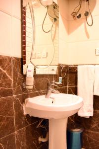 a bathroom with a sink and a mirror at إن طيبة المدينة in Al Madinah