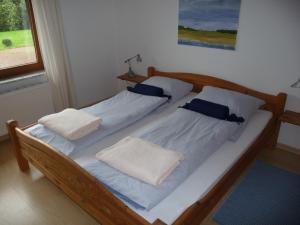 Postel nebo postele na pokoji v ubytování Wohnung Kattenwarft EG