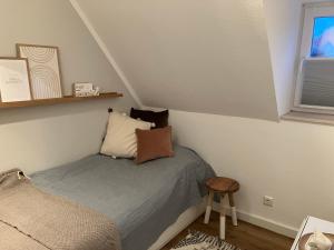 a small bedroom with a bed and a window at Wohnung Wanlik Hüs in St. Peter-Ording