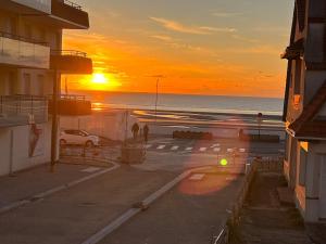 a sunset over a parking lot next to the ocean at Studio bisou bisou in Merlimont +17 photos