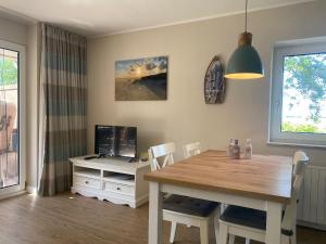 una sala da pranzo con un tavolo e una televisione di Wohnung Wiesenblick Whg 1 a Böhl