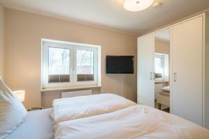 una camera da letto con un letto e una TV a parete di Wohnung Wiesenblick Whg 1 a Böhl