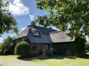 a large brick house with a gambrel roof at Friederikenhof in St. Peter-Ording