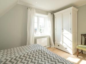a bedroom with a bed and a window at Hochdorfer Garten in Tating