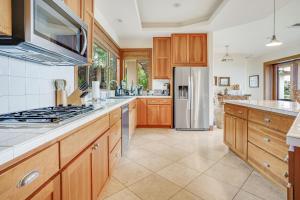 O bucătărie sau chicinetă la Makena Aloha Estate +47 fotografii