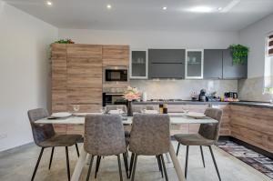 A kitchen or kitchenette at Trident Cove Holiday Home