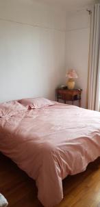 Una cama o camas en una habitación de Vue tour Eiffel