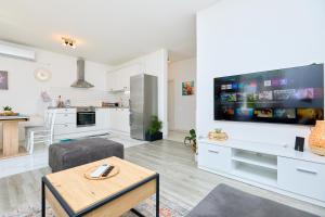 een woonkamer met een grote tv aan de muur bij Apartment Voyager in Dubrovnik +25 foto's