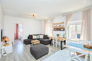 een woonkamer met een bank en een tafel bij Apartment Voyager in Dubrovnik