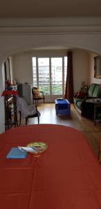 Una cama o camas en una habitación de Vue tour Eiffel