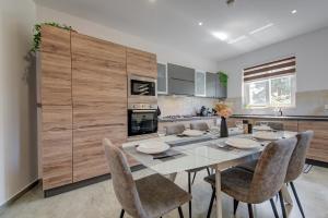 A kitchen or kitchenette at Trident Cove Holiday Home