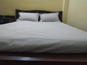 Hotel Riddhi Siddhi Restaurant and Bar客房内的一张或多张床位
