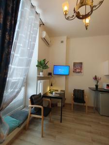 Telewizja i/lub zestaw kina domowego w obiekcie City Center Studio Apartments