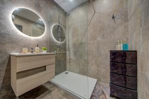 A bathroom at Trident Cove Holiday Home