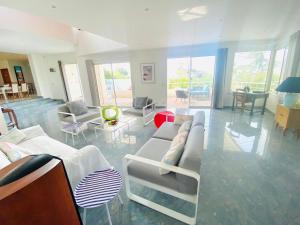 Et sittehjørne på Atlantide - Somptueuse Villa Classée 4 étoiles - Saint-Clair - Vue Exceptionnelle - Piscine