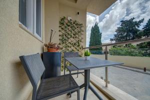 A balcony or terrace at Trident Cove Holiday Home