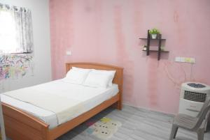 アヌラーダプラにあるVishaka Holiday Homeのベッドと椅子のある寝室