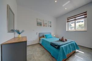 A bed or beds in a room at Trident Cove Holiday Home