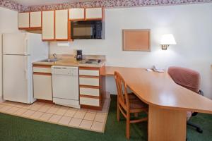 Kuchyň nebo kuchyňský kout v ubytování Candlewood Suites Tyler by IHG