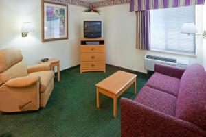 TV a/nebo společenská místnost v ubytování Candlewood Suites Tyler by IHG