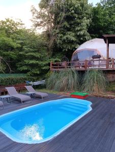 Bazén v ubytování ME-GA Glamping nebo v jeho okolí